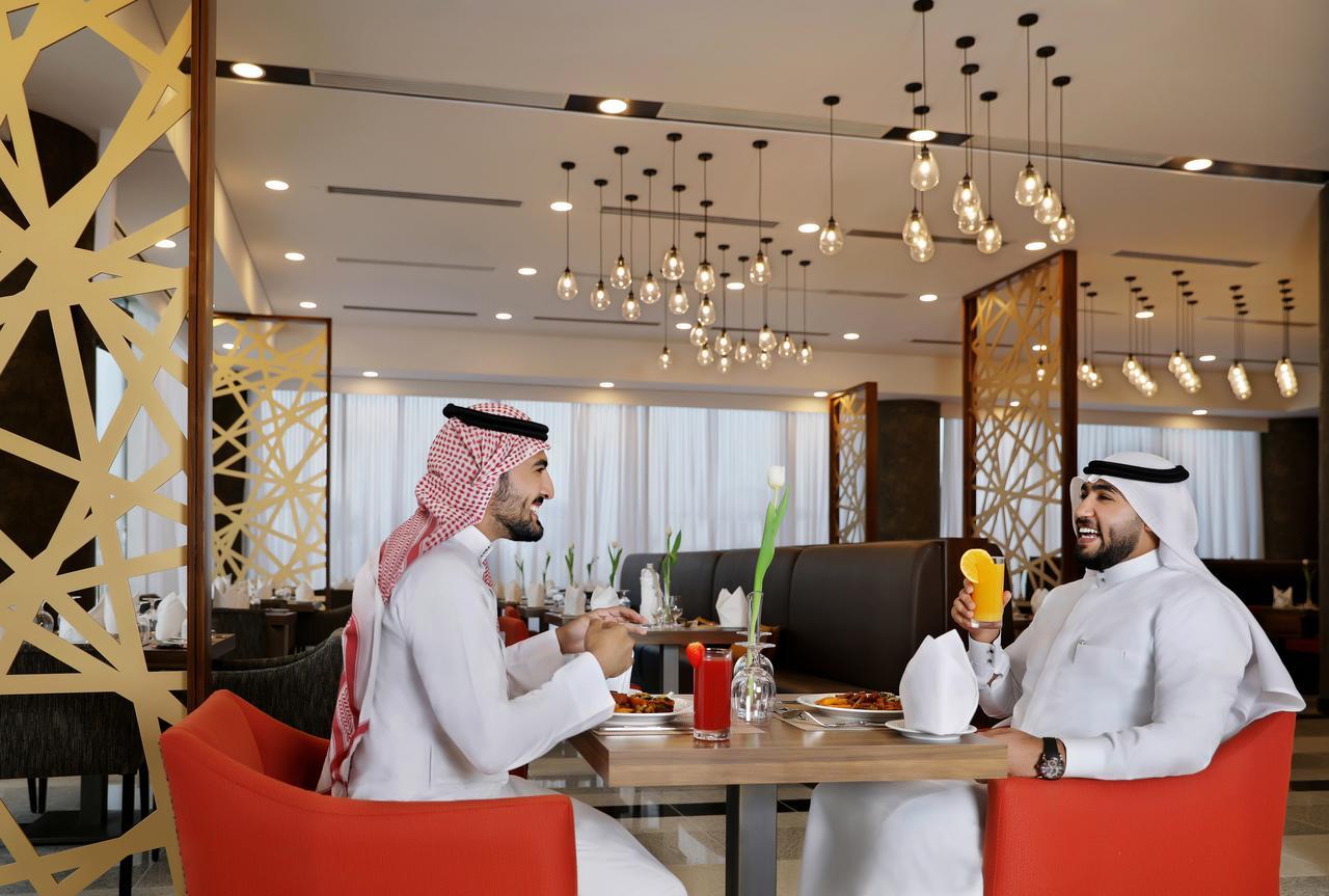 Millennium Madinah Airport Hotel Medina Exterior photo Arab men in traditional dress